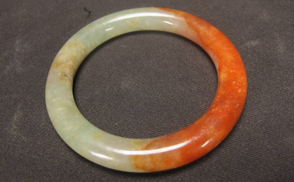 红翡翠手镯适合日常佩戴吗，戴着好看吗