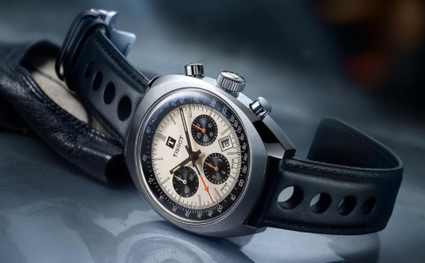 搭配黑色打孔小牛皮表带，官价1995欧元。