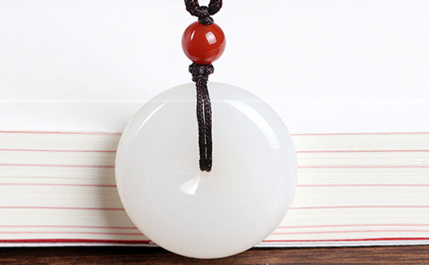 和田玉吊坠
