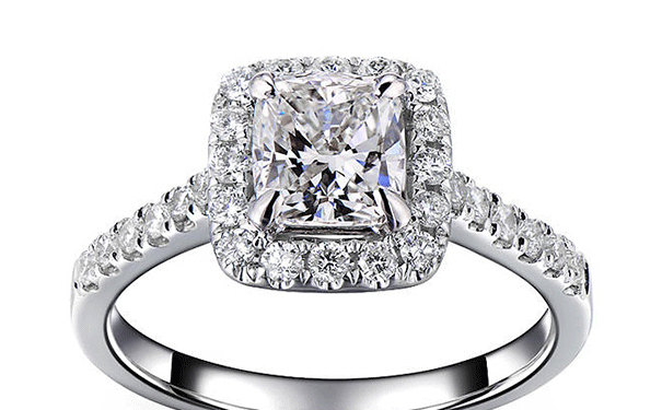 一枚2.5克拉的钻戒