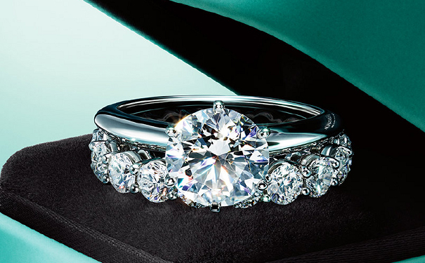 彩钻的价格是不是比无色钻石的价格贵？