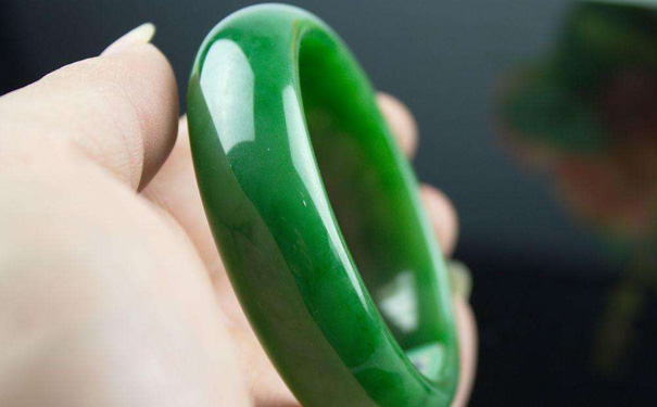 玉石手镯好不好看，买哪种的更好