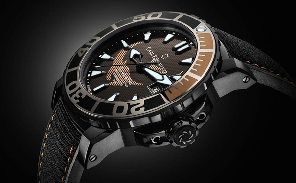 搭配由回收塑料瓶制成的黑色橡胶表带，官价6900瑞郎