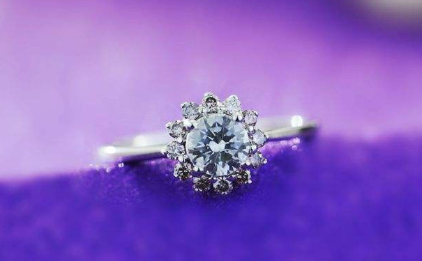 2019年买小钻戒多少钱，可以买吗