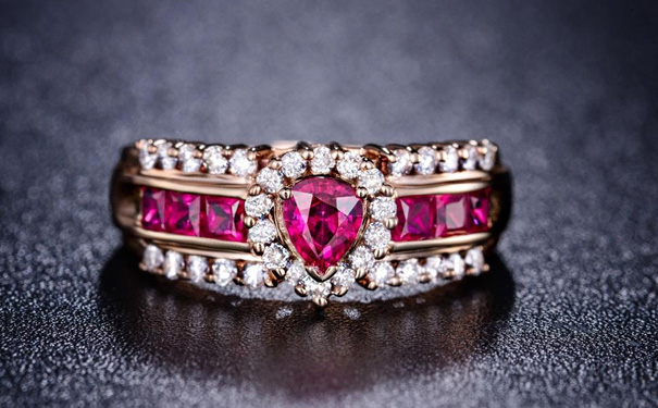 红宝石戒指