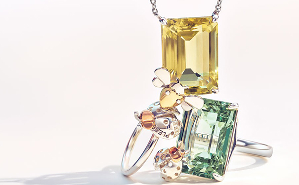 Love Bugs 挂坠项链和戒指，by Tiffany & Co.  镶嵌绿水晶、黄水晶为主石，底座由黄金、白金和玫瑰金制作