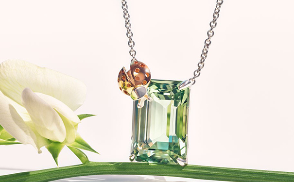 Love Bugs 挂坠项链，by Tiffany & Co.  主石为一颗祖母绿型切割绿水晶，底座由白金和玫瑰金制作