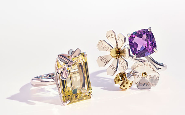 Love Bugs 戒指，by Tiffany & Co.  分别以祖母绿型切割黄水晶、枕形切割紫水晶为主石，戒托由黄金和白金制作