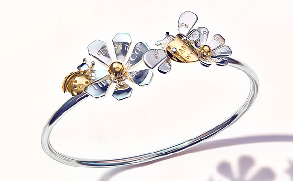 Love Bugs 手镯，by Tiffany & Co.  采用黄金和白金制作