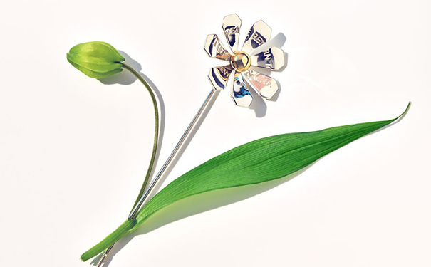 Love Bugs 胸针，by Tiffany & Co.  采用黄金和白金制作