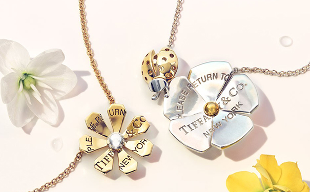Love Bugs 挂坠项链，by Tiffany & Co.  采用黄金和白金制作
