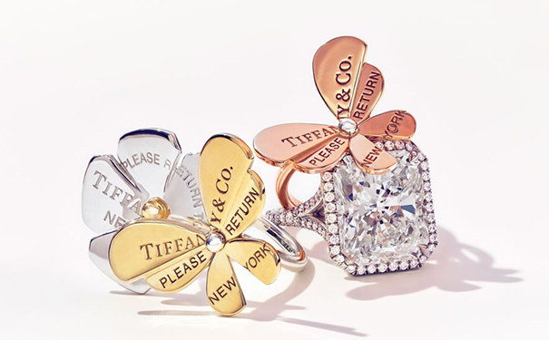  Love Bugs 戒指，by Tiffany & Co.  采用黄金、白金和玫瑰金制作