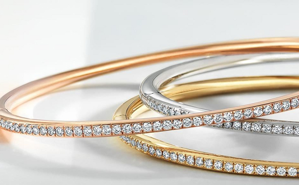 镶钻的彩金戒指好多钱