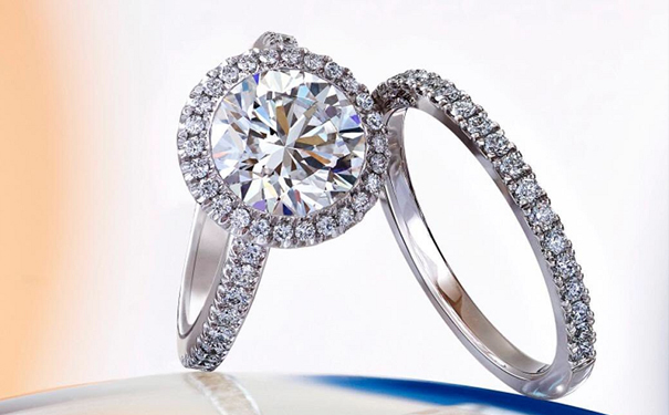 买首饰是不是要选择有价值的？