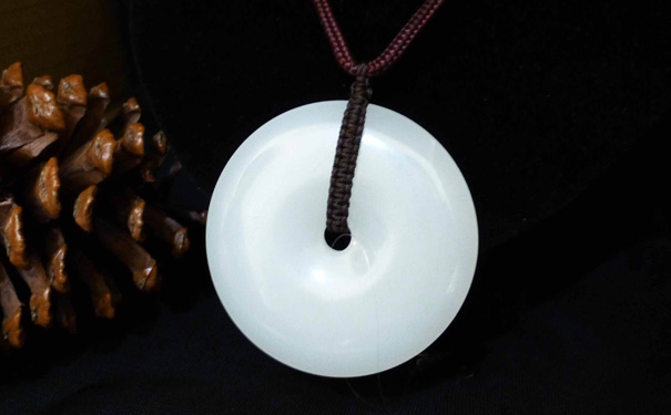 2019年买和田玉平安扣500贵吗