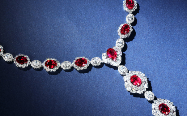 女人佩戴红宝石