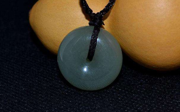 日常佩戴的和田玉平安扣该如何保养