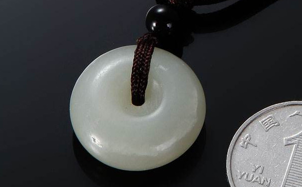 和田玉平安扣多少钱才能买得到