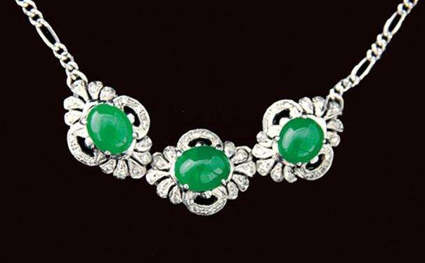 翡翠项链适合年轻人戴吗，买要多少钱