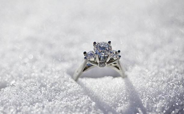 2019年定制钻石戒指选择什么款式比较好