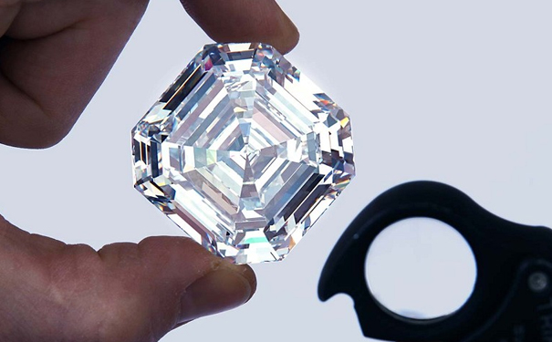 302.37ct方形祖母绿切割钻石