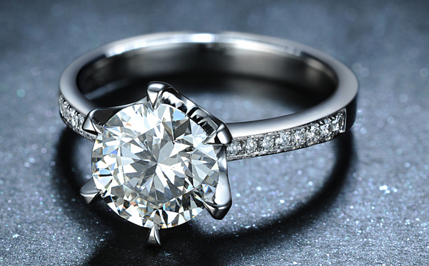 订婚戒指一般多少钱