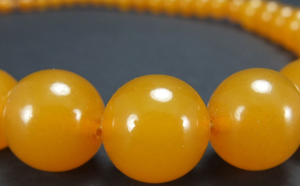 夏天戴蜜蜡项链蜜蜡会不会熔化呢 夏天戴蜜蜡项链蜜蜡会不会熔化呢