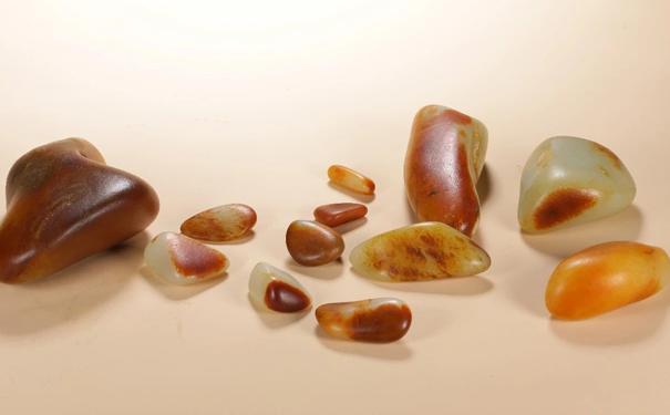 籽料皮色颜色越多价格就越高呢？