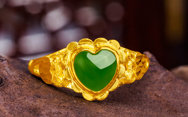 黄金戒指戴宝石 黄金戒指戴宝石