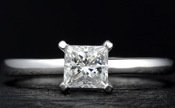 方钻戒指