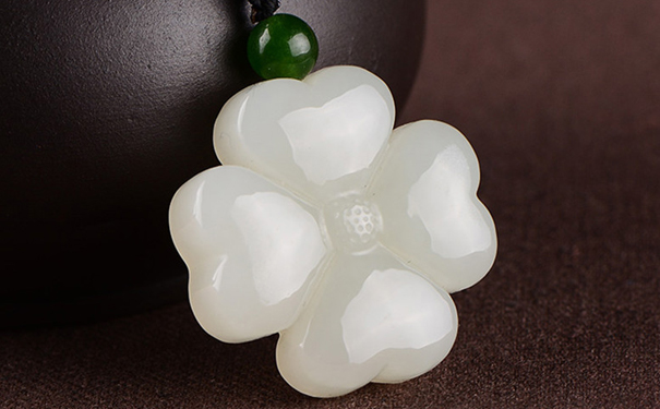 不适合戴玉的属相