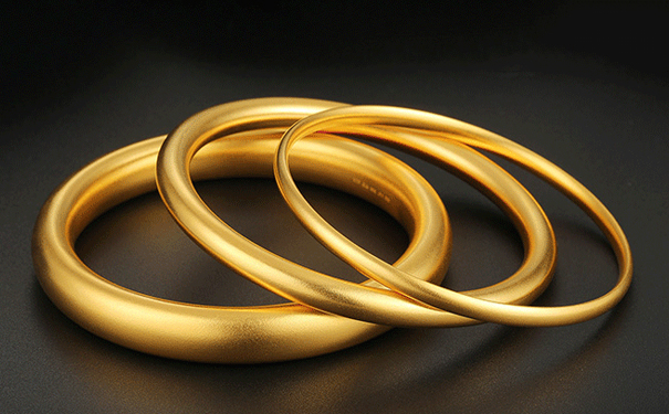 修复变形的黄金手镯