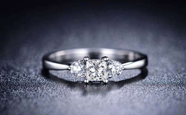 方钻戒指