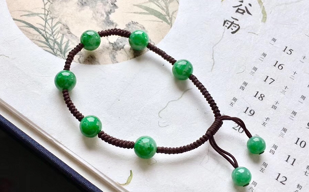 买了一串翡翠珠链大小不一