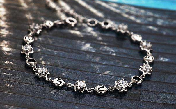 日常佩戴纯银手链要注意什么