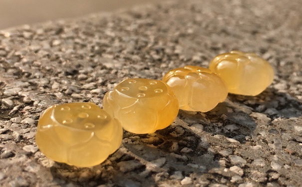 黄翡翠比绿翡翠的便宜