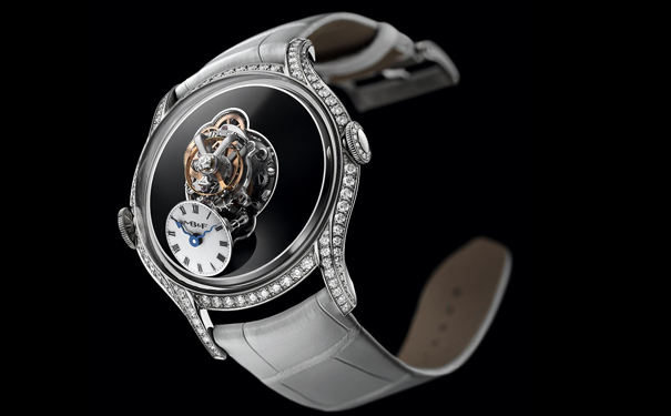 搭配鳄鱼皮或小牛皮表带。黑漆版官价10.8万瑞郎，明亮式切割钻石版13.5万瑞郎，长方形切割钻石版29.8万瑞郎