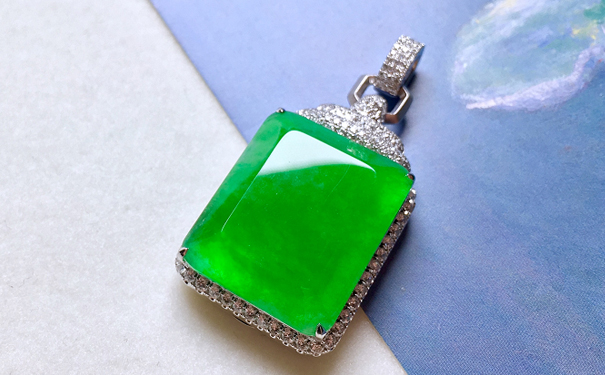 翡翠硬度高就不怕摔