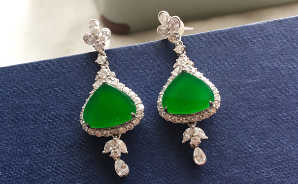 翡翠硬度高就不怕摔？