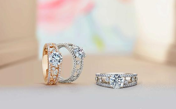 戴比尔斯全新订婚戒指闪耀面世