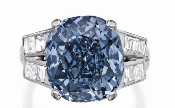 切割前的9.54ct蓝钻，颜色为 Fancy Deep Blue 色级，净度为 VVS2 级别