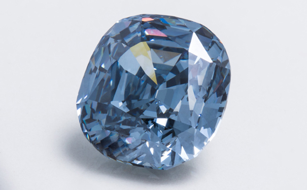 切割后的9.3ct蓝钻，颜色为 Fancy Deep Blue 色级，净度为 IF 级别