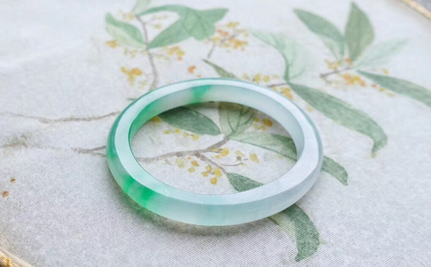 翡翠和玉哪个硬度高？