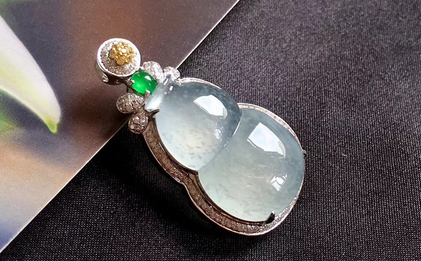 翡翠有白色的吗