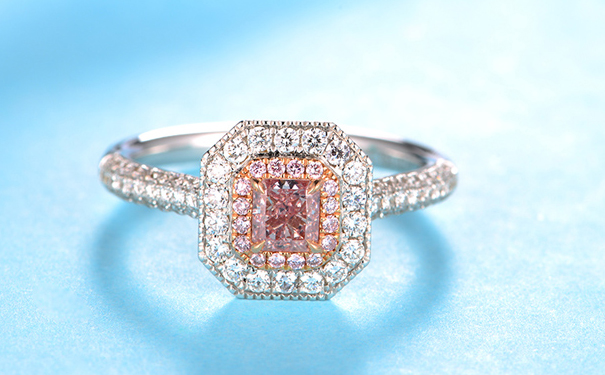 求婚选择粉钻戒指