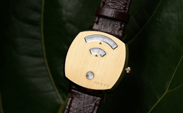 枕形表壳有38mm 和35mm 两种尺寸