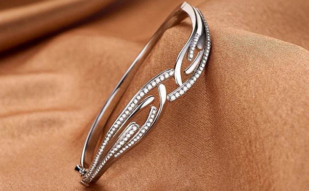 银手镯容易断吗，佩戴要注意什么