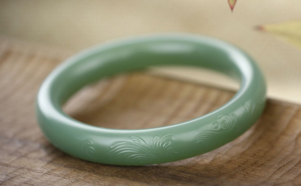 妈妈们适合什么样的玉手镯