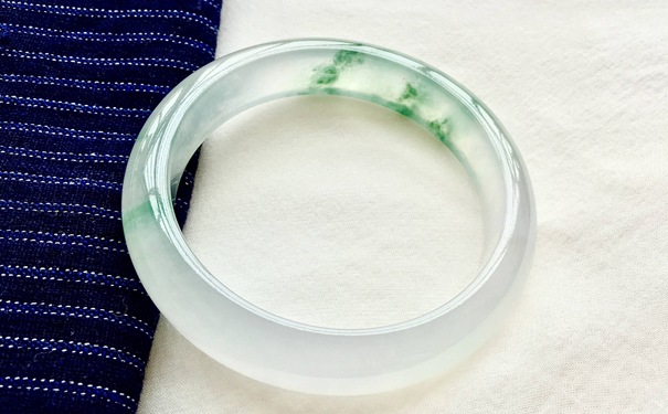 妈妈们适合的玉手镯