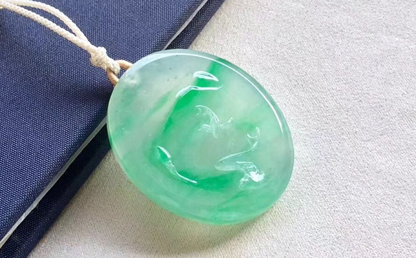 翡翠保养要忌讳油污，汗液